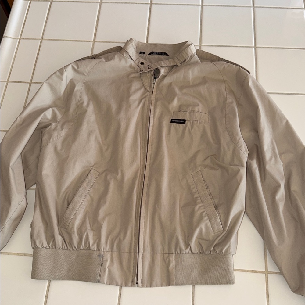Members Only jacket size m khaki color 🐈‍⬛